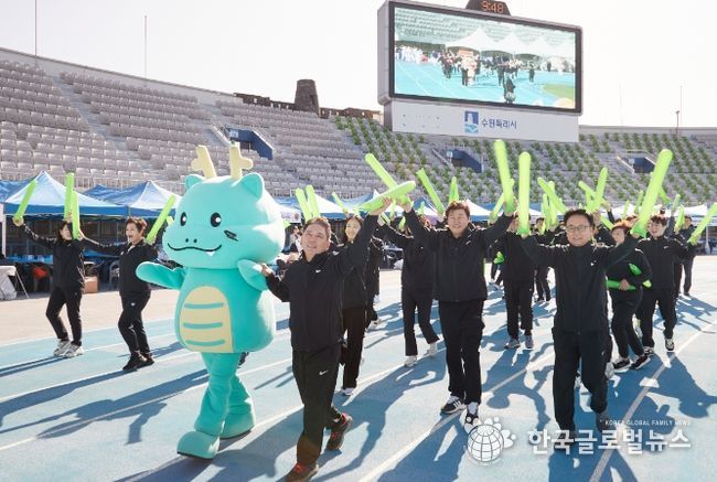 용인특례시의회 의원들이 '2023 경기도 시‧군의회의원 한마음체육대회'에 입장하고 있다.