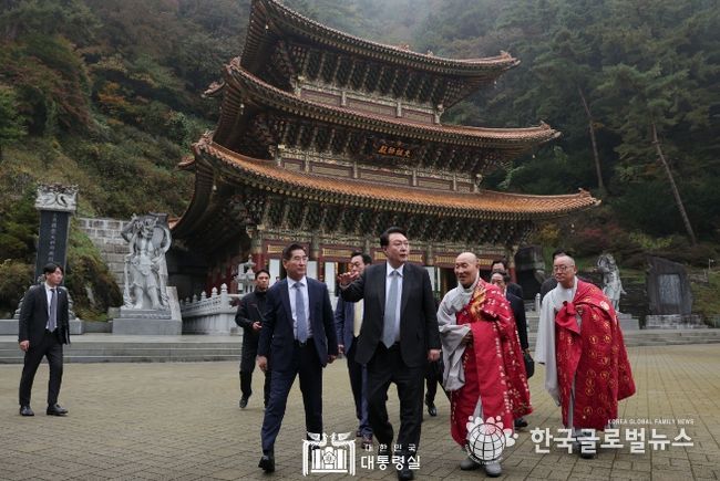 10월 19일 윤석열 대통령은 천태종의 본산인 구인사를 방문해 종정 도용스님을 예방하고, 국가와 국민의 평안을 기원했다.