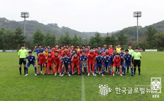 2023 남자 U-14 한일교류전을 마친 후 양국 선수들이 기념촬영을 하고 있다.