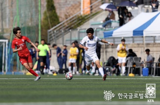 통영고와 FC김해U18의 고등리그 전반기 경기 모습.