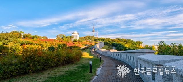남산백범광장 서울한양도성에서 바라본 남산의 가을