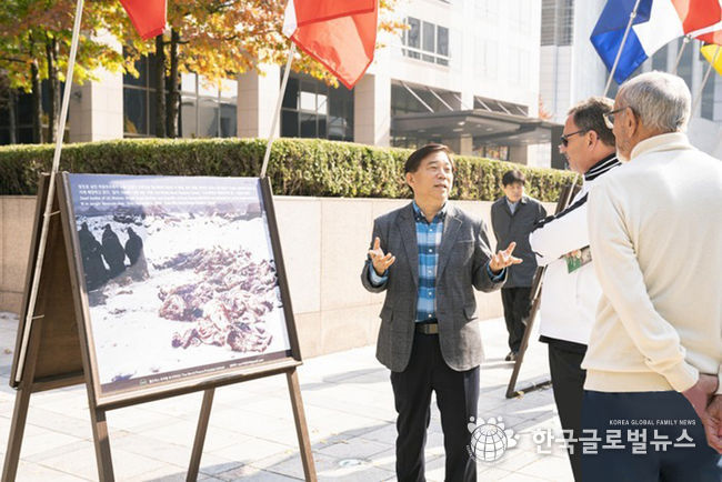 월드피스 프리덤 유나이티드 안재철 대표가 광화문을 찾은 외국인들에게 6⸱25전쟁 참상에 대해 설명하고 있다.