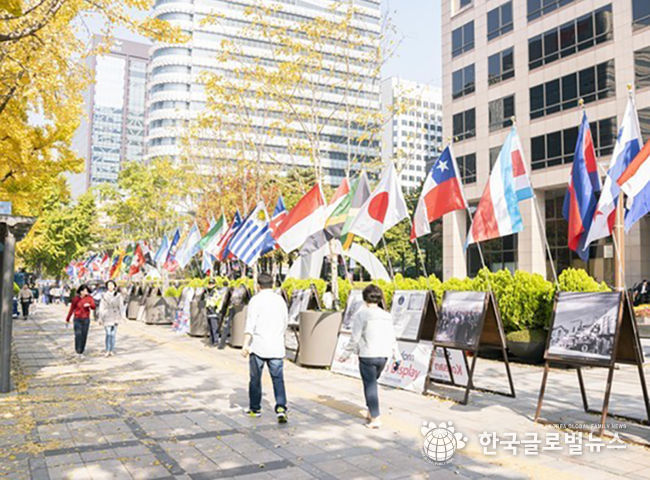 월드피스 프리덤 유나이티드(The World Peace Freedom United)가 서울 광화문 파이낸스센터 앞에서 '6⸱25전쟁 특별사진전'을 진행 중이다.