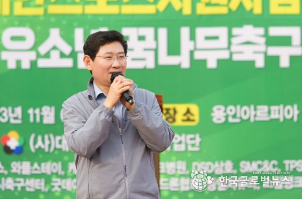 이상일 용인특례시장이 지난 4일 '2023 대한스포츠지원단장배 유소년 꿈나무 축구대회'에 참석해 참가한 선수들을 응원했다.
