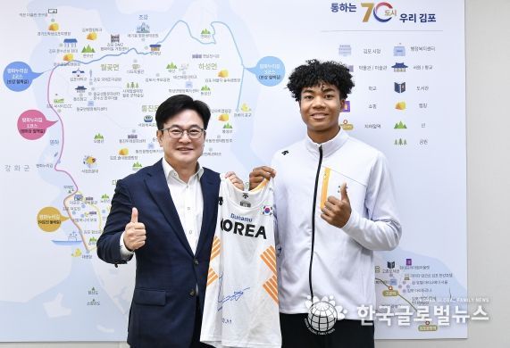 김병수 김포시장과 나마디 조엘진이 7일 김포시청에서 나눈 간담회를 끝내고 사진촬영을 하고 있다