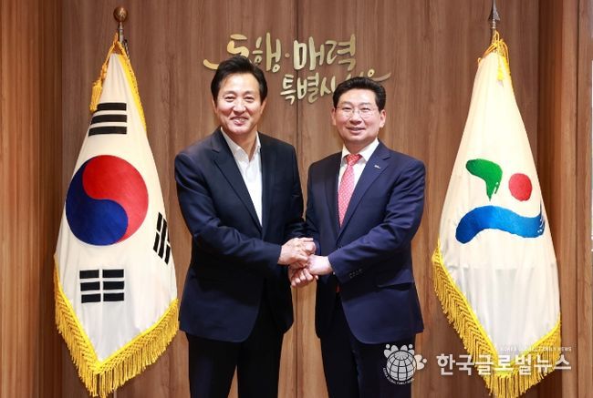 지난 5월 이상일 용인특례시장(우)이 오세훈 서울시장(좌) 과 기념촬영을 하고 있다