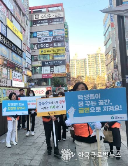 장안구보건소 직원들이 금연 캠페인을 펼치고 있다