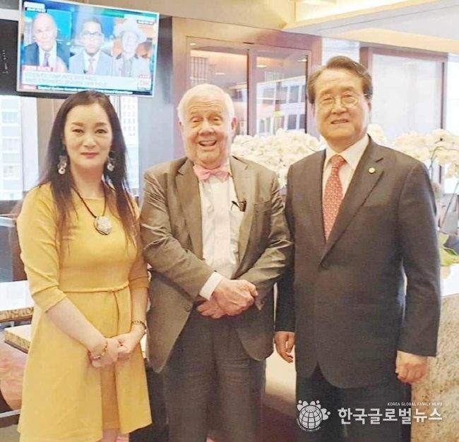 한미기업인친선포럼(KABFF)의 공동 설립자인 제나 정(Zena Chung) 글로벌외교관포럼 이사장과 유장희 전 동반성장위원장이 제나 정 회장이 오랫동안 에이전시를 맡고 있는 짐로저스(Jim Rogers) 회장 (가운데)과 함께 포즈를 취하고 있다. 한편 짐로저스 회장은 워런버핏(Warren Buffet), 조지소로스(George Soros)와 함께 세계3대 투자가로 불리고 있으며, 한미기업인친선포럼의 명예이사장을 맡고 있다.