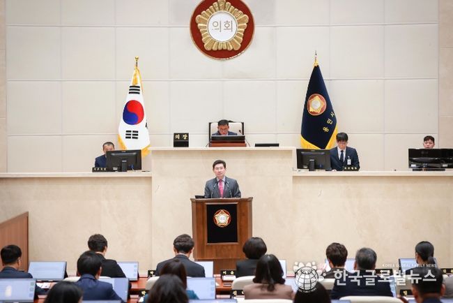 이상일 용인특례시장이 지난달 30일 제277회 용인시의회(정례회) 제3차 본회의에서 시정연설을 하는 모습