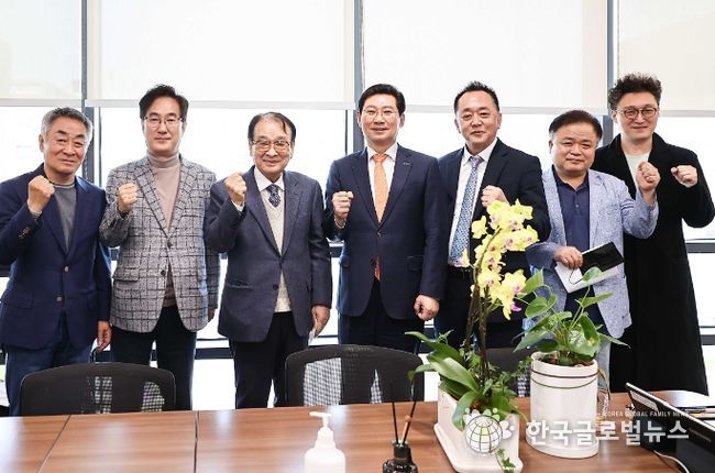 지난 5월 제42회 대한민국 연극제를 용인특례시에 유치하기 위해 뜻을 모은 이상일 용인특례시장(가운데)과 이순재 배우(왼쪽에서 세번째