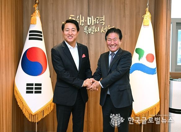 박종범 (사)세계한인무역협회 신임 회장과 악수 나누는 오세훈 서울시장