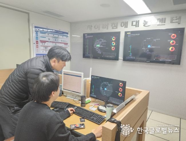 시 관계자가 전산실 내 사이버침해대응센터에서 행정정보시스템과 침해대응 시설을 점검하고 있다