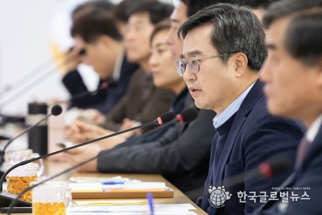 7일 오전 경기도청 율곡홀에서 열린 실국장·공공기관장 회의에서 김동연 경기도지사가 인사말을 하고 있다.