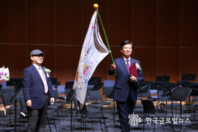 K-시스테마 기를 들고 비전을 향해 전진하자고 한 박범인 금산 군수