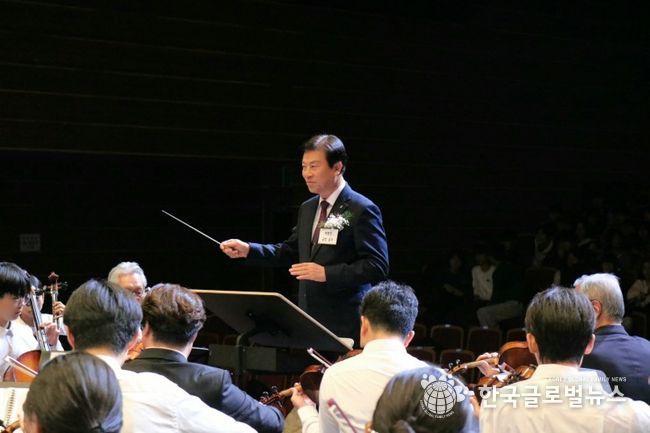 헝가리 무곡 제 1번에 지휘봉을 든 박범인 군수