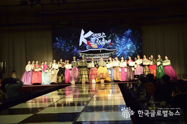 K-브랜드 한복모델대회 퀸(배예인)진(김한나)선강민제)미(최효영)골드(유미애,최미라,윤수민,백채이,송가연,홍민서,고에스더,조수하)