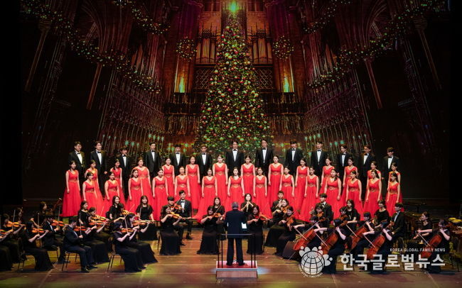 '크리스마스 칸타타' 공연 3막에서 헨델의 오라토리오 '메시아를 합창하고 있는 그라시아스합창단. 사진 그라시아스합창단