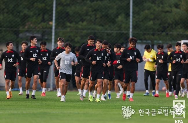 이재홍 코치(회색 유니폼)를 필두로 야외 훈련을 진행하고 있는 A대표팀의 모습.