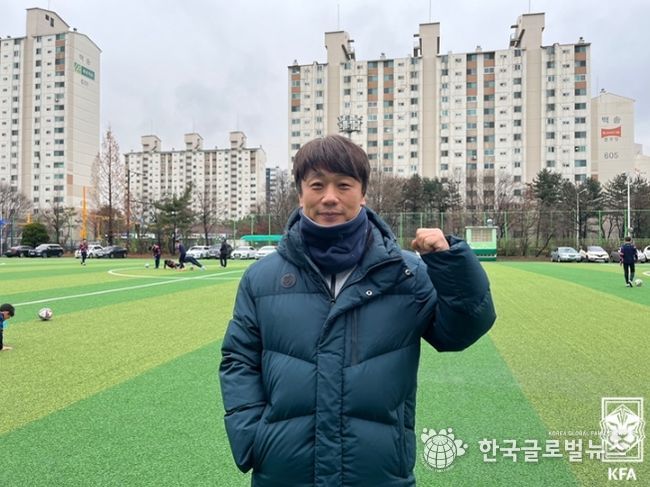 백마중에서만 27년간 몸 담고 있는 김진수 감독은 올해 팀의 창단 첫 전국대회 동반우승을 이끌었다.