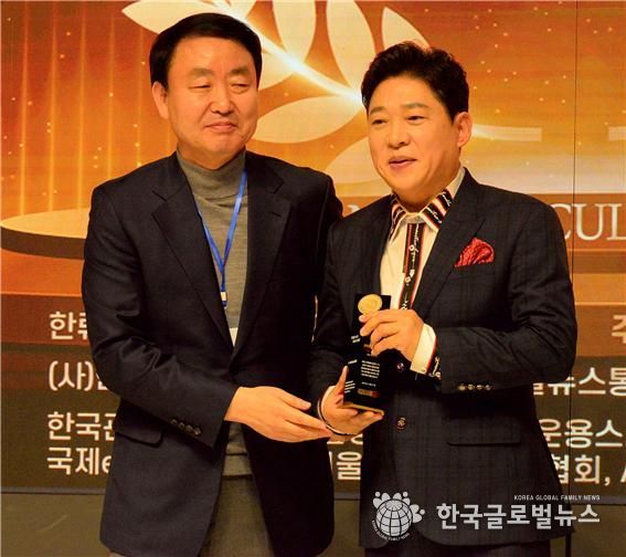 성인가요부문 대상 박상철과 박창식 대회장