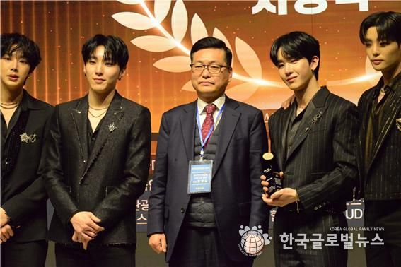 K-POP 부문 대상 ”팀 24시“와 전병길 한국인터넷신문방송기자협회 회장