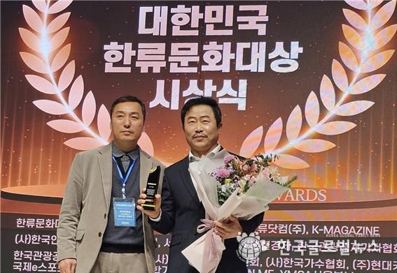 연기자부문 최우상 배우 이문식과 이효진 조직위원장