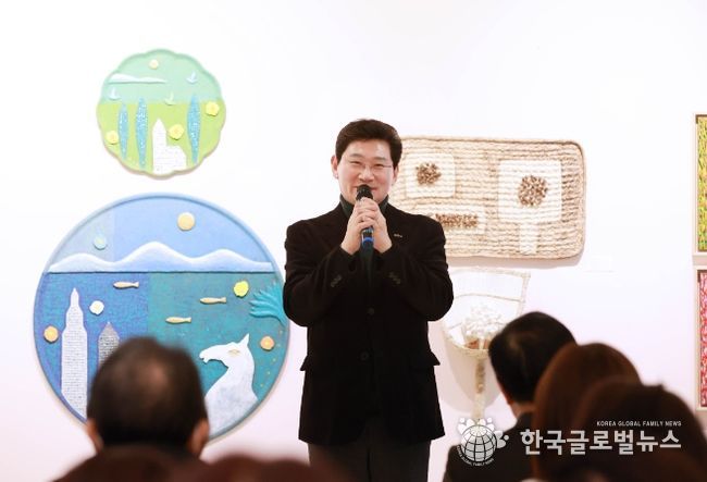이상일 용인특례시장이 안젤리미술관 자선전시회에서 인사말을 하고 있다
