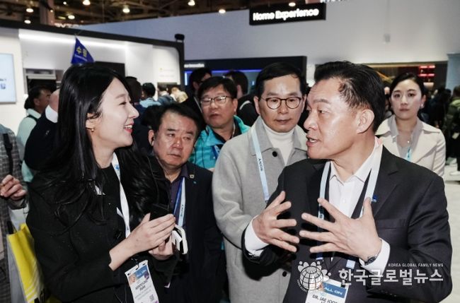 이재준 시장이 CES 2024 외국관, 한국관에 있는 기업의 전시관을 둘러보고 있다.