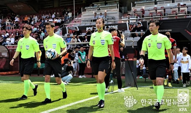K리그 경기를 위해 입장하는 심판들 모습.