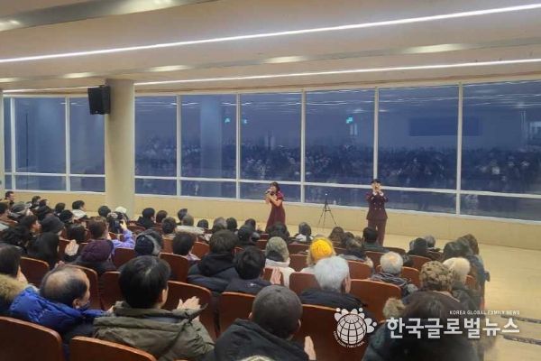 김포시가 지난 27일 애기봉평화생태공원에서 올해 첫 야간기행 행사를 선보였다.