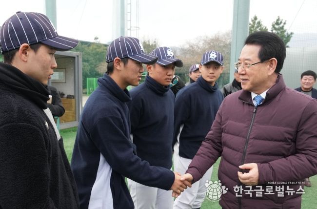 김영록 전라남도지사가 2일 오후 보성군 회천생태공원 야구장을 방문, 2024년 동계 전지훈련을 하고 있는 의정부 상우고등학교 야구 선수단을 격려하고 있다.