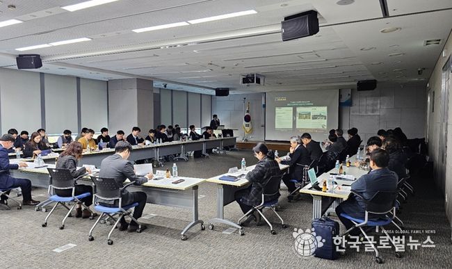 용인특례시 관계자가 지난 2일 정부세종청사에서 열린 국토교통부 디지털트윈(DT) 국토 시범사업 착수보고회에서 디지털트윈의 행정활용 모델 사업을 발표하고 있다.