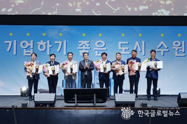 지난해 10월 열린 ‘제1회 수원시 기업인의 날’에 이재준 시장(왼쪽 4번째)이 제9회 수원시 중소 기업인 대상(大賞) 수상자들과 함께하고 있다.