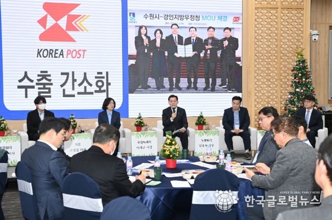 이재준 수원시장이 지난해 12월 열린 ‘수원시 수출중소기업 도란도란 토크’에서 기업인들과 이야기를 나누고 있다.