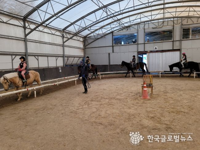 용인시의 한 승마장에서 승마 강습을 받고 있는 학생들의 모습