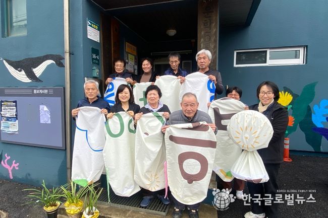 기후변화체험교육센터 강사들이 지난 19일 현수막 재활용 선풍기 커버를 삼삼경로당에 전달했다.
