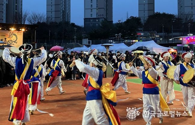 수지구 신봉동에선 정월대보름 맞이 민속축제가 지난 24일 신봉 체육공원에서 열렸다. 사진은 농악단 공연.