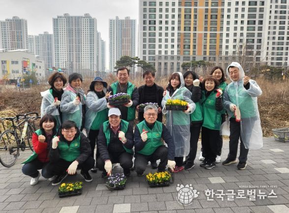 평택시 동삭동 새마을회, 봄꽃 심기 행사