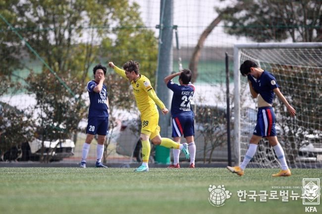 한울FC 백재우(노란색 유니폼)가 상대 자책골이 터진 후 기뻐하고 있다.