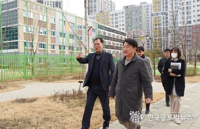3월 19일 김동근 시장이 고산초등학교 일원에서 아이들의 안전한 통학로를 확보하기 위해 현장점검을 하고 있다.
