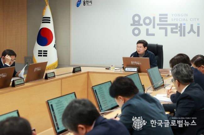 이상일 용인특례시장이 지난 18일 간부회의를 주재하고 있다