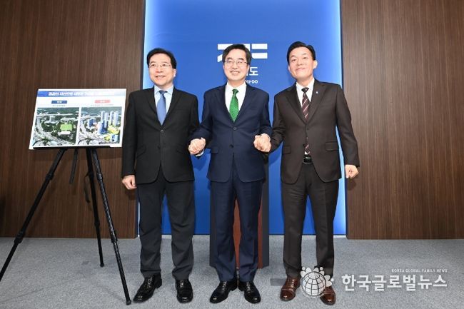 이재준 시장(오른쪽부터), 김동연 경기도지사, 김세용 경기주택도시공사 사장이 함께하고 있다.