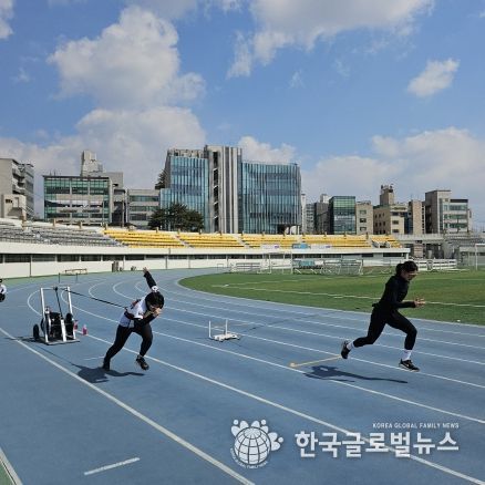 김포시 직장운동경기부 육상선수단이 훈련 중이다