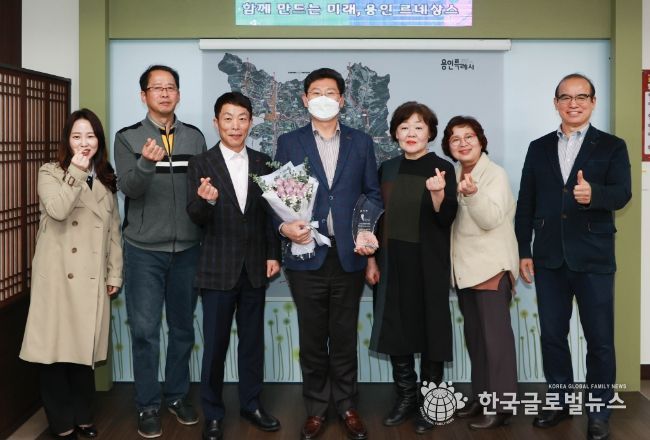 이상일 용인특례시장이 지난 28일 구갈상점가 상인회로부터 감사패를 받았다