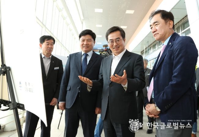 김동연 경기도지사는 1일 오후 GTX A·C노선 연장과 관련해 평택지제역을 정장선 평택시장 등 관계자와 함께 방문해 주요시설을 확인했다.