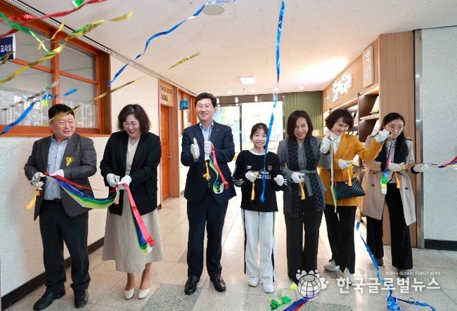 이상일 용인특례시장이 3일 성산초 작은도서관 개관식에서 기념컷팅을 하고 있다.