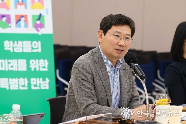 지난 19일 수지구청 대회의실에서 이상일 용인특례시장이 수지구 지역 내 초등학교 교장들과 간담회를 열고 용인 교육발전 방안을 논의했다.