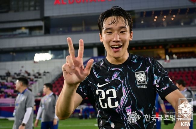AFC U-23 아시안컵에서 3경기 연속 골도움을 기록한 이태석이 손가락 3개를 들어보이고 있다.