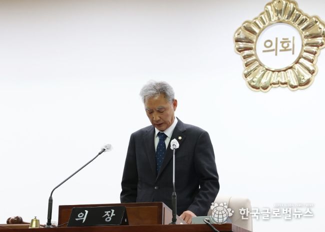 군포시의회 제273회 임시회, 제2차 본회의에서 이길호 의장이 ‘안전․보건 경영방침’을 선언하고 있다. 회기 중 공식 선언은 지방의회 중 최초다. (20240425)