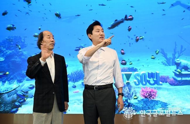 오세훈 서울시장이 29일 강병근 서울시 총괄건축가와 함께 리모델링을 마친 서울시청 1층 로비를 둘러보고 있다.